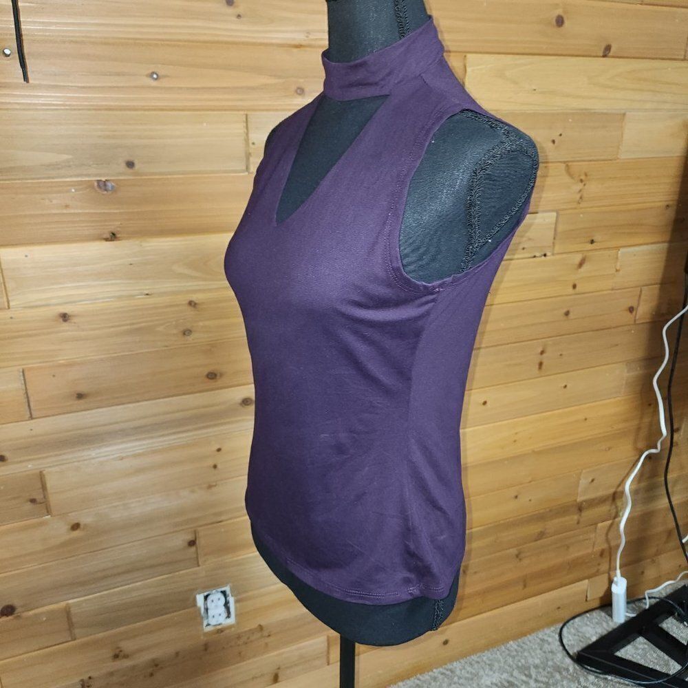 Beautiful choker v neck women’s Sleeveless Blouse Top